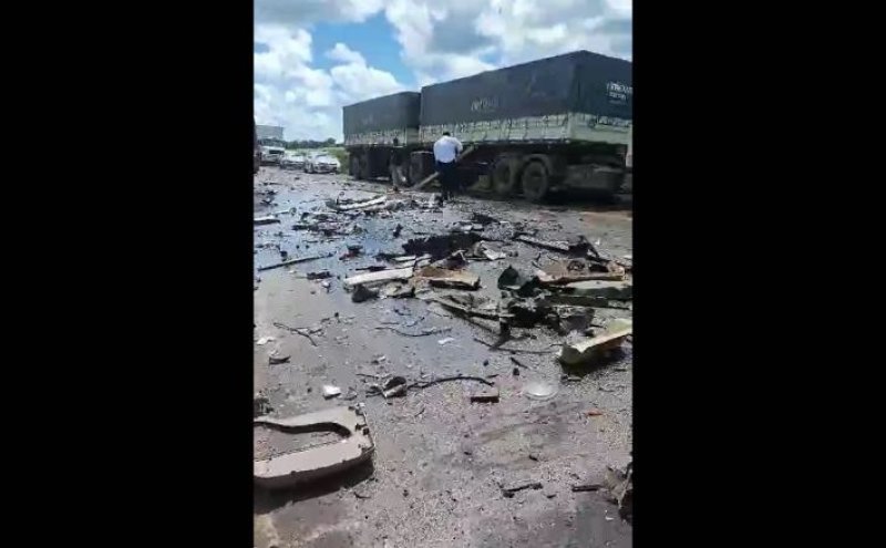 Acidente entre carretas em Rondônia deixa BR-364 totalmente interditada; VÍDEOS