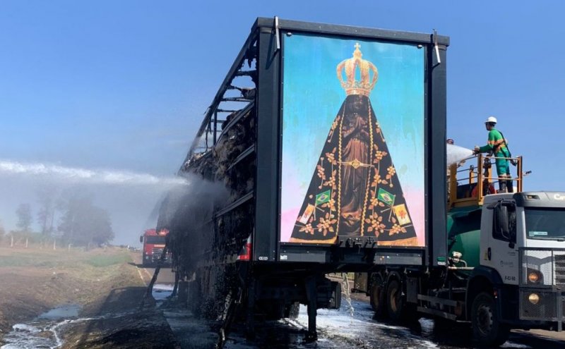 Painel de Nossa Senhora Aparecida fica intacto após carreta pegar fogo