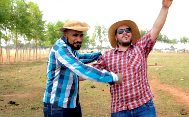Hit 'Segura os caipirão' é lançado por humoristas do interior de Rondônia
