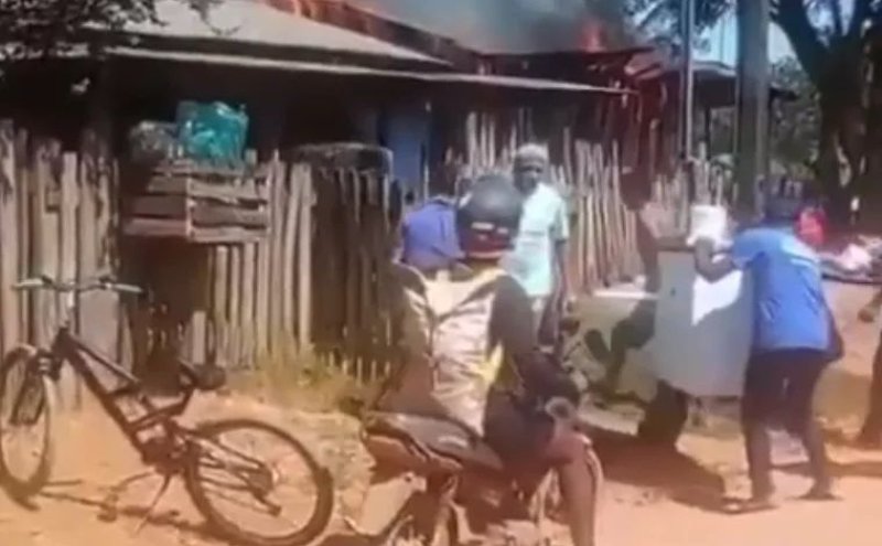 VÍDEO: Homem é preso por colocar fogo em residência com namorada dentro em RO